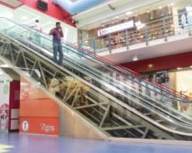 Publicidad en escalera eléctrica en albrook  ( frente a el costo )